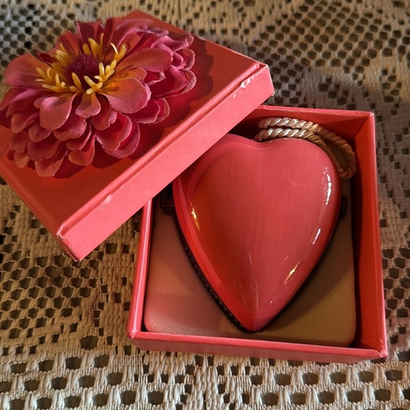 Vintage Hallmark Heart Trinket Box, Locket, Ornament - Heavy Enamel w/ latch - Picture 13 of 14